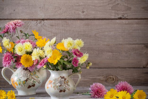 Stillleben mit Chrysanthemen auf altem hölzernen Hintergrund