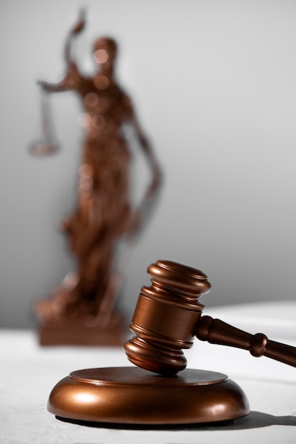 Stillleben mit der Waage der Gerechtigkeit