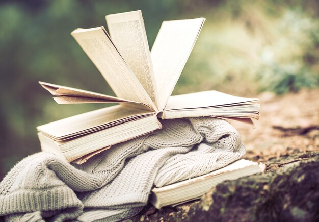 Foto stillleben mit einem buch über die natur