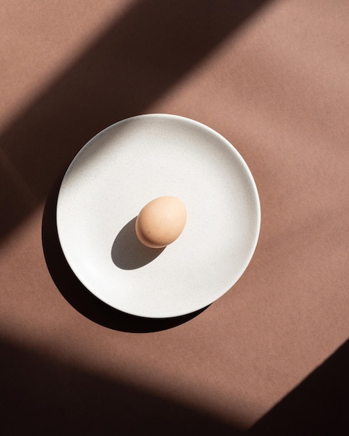 Stillleben mit einem Ei auf einem Teller in Naturfarben