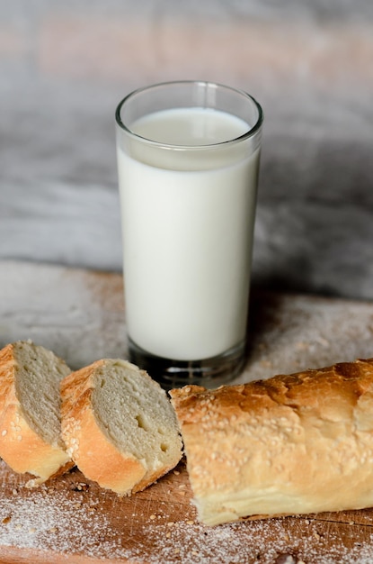 Stillleben mit einem Glas Milch und geschnittenem Brot