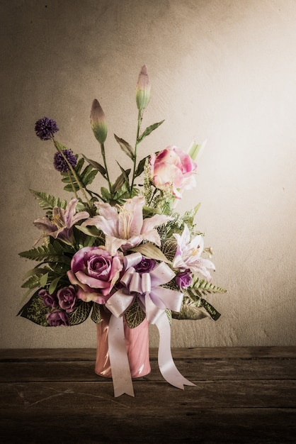 Stillleben mit einem schönen Blumenstrauß mit Spinnennetz auf Holztisch