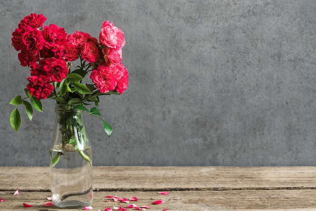 Stillleben mit einem schönen Strauß roter Rosenblüten.