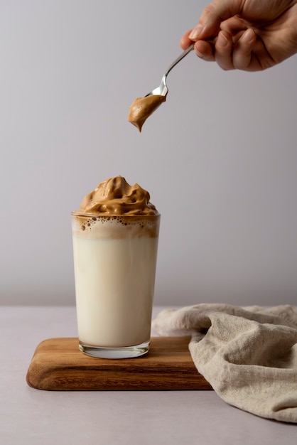 Foto stillleben mit eiskaffeegetränk