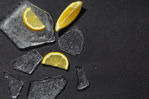 Stillleben mit Eiswürfeln von oben