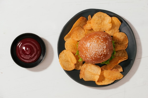 Stillleben mit Fast-Food-Hamburger-Menü, Pommes Frites und Ketchup