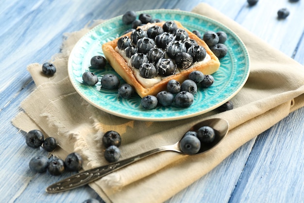 Stillleben mit feinschmeckerischer frischer Heidelbeertarte