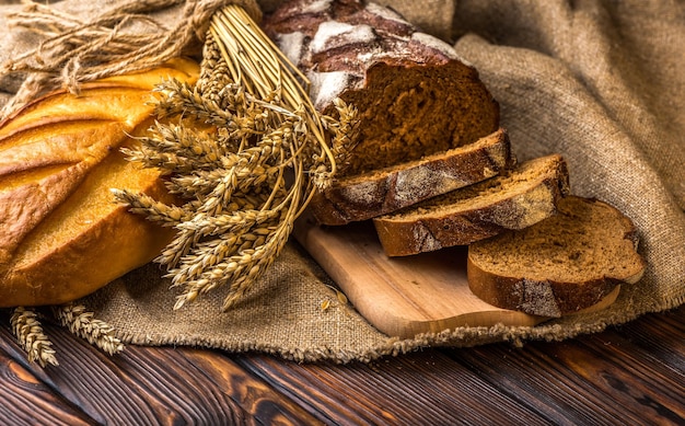 Stillleben mit frischem Brot auf Holztisch
