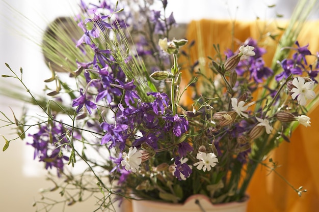 Stillleben mit frischen Wildblumen in der Vase