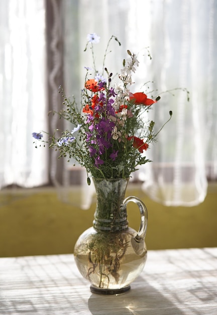 Stillleben mit frischen Wildblumen in Vase