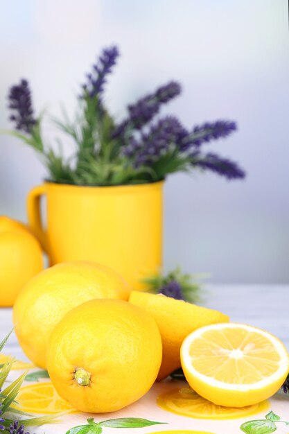 Foto stillleben mit frischen zitronen und lavendel auf hellem hintergrund