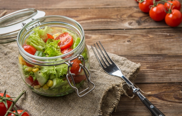 Foto stillleben mit gemüsesalat