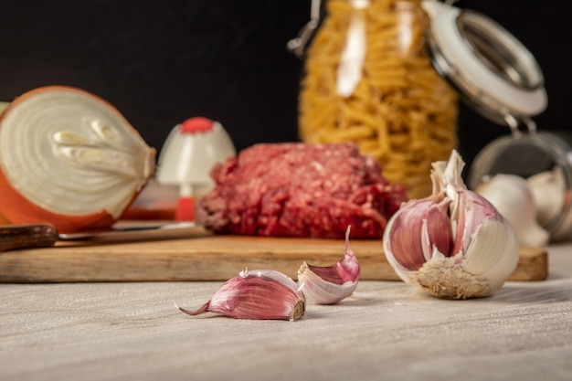 Stillleben mit Hackfleisch, Zubereitung aus Makkaroni Bolognese