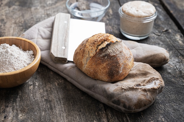 Stillleben mit hausgemachtem Sauerteigbrotbrötchen