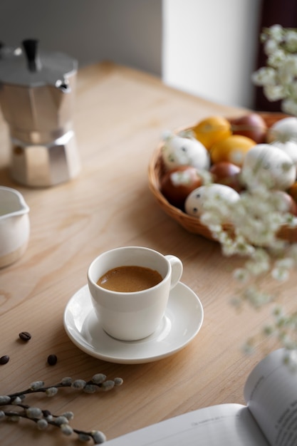Stillleben mit Kaffeedekorationen zu Ostern