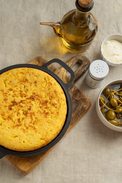 Foto stillleben mit kartoffel-spanisch-tortilla