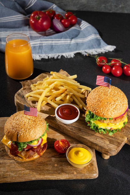 Stillleben mit köstlichen amerikanischen Hamburgern