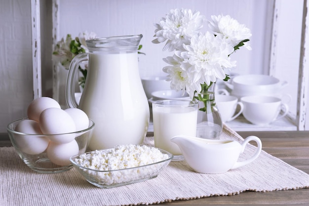 Stillleben mit leckeren Milchprodukten auf dem Tisch