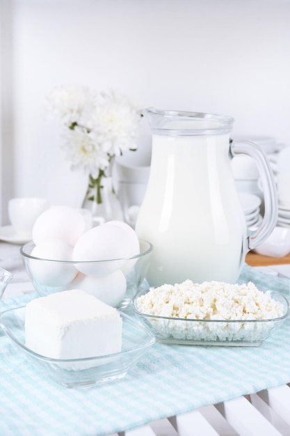 Stillleben mit leckeren Milchprodukten auf dem Tisch