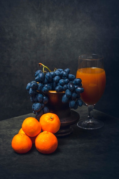 Stillleben mit Mandarinen, Trauben und Orangensaft