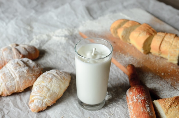 Stillleben mit Milch- und Brotprodukten.