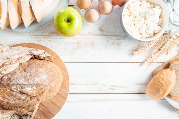 Stillleben mit Milchprodukten, Milch, Eiern, Brot