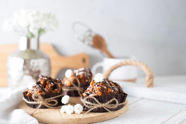 Stillleben mit mit Weißglasur und Schokolade bedeckten Kuchen auf dem Küchentisch