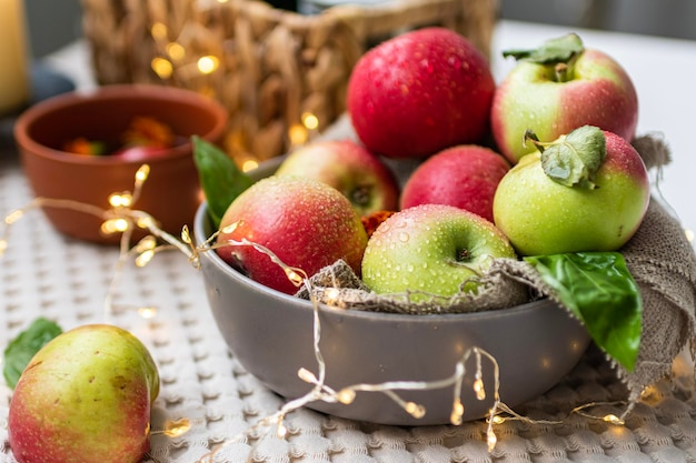 Stillleben mit Äpfeln auf dem Tisch