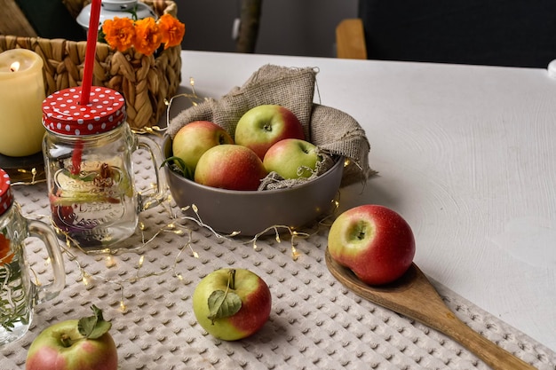 Stillleben mit Äpfeln auf dem Tisch