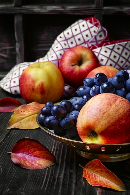 Stillleben mit Äpfeln und Trauben