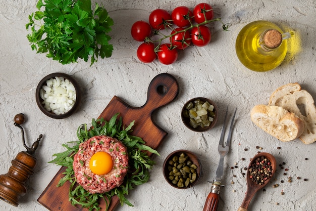 Foto stillleben mit rindersteak-tartar von oben