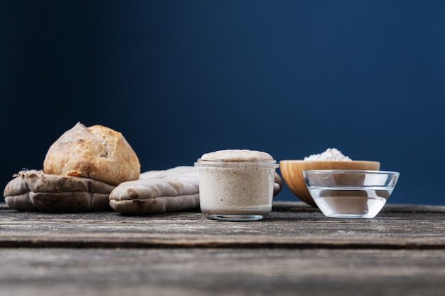 Stillleben mit Sauerteig-Starterhefe