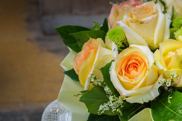 Stillleben mit schönem Blumenstrauß der Rosen.