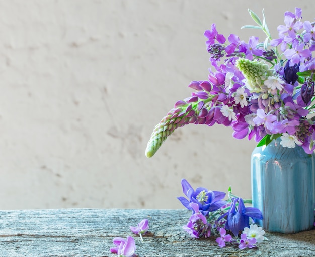 Stillleben mit Sommerblumen in Vase