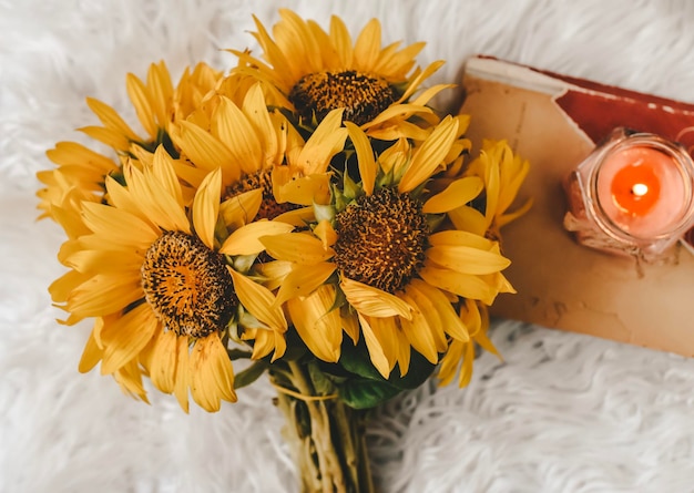 Stillleben mit Sonnenblumenstrauß