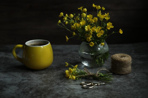 Stillleben mit Tasse Kaffee und gelben Blumen