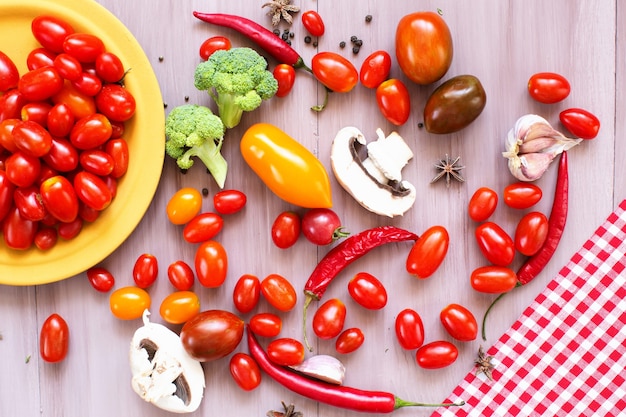 Stillleben mit Tomaten, Paprika, Pilzen und Gewürzen