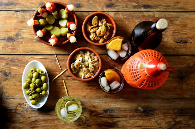 Stillleben mit typisch spanischem und italienischem Snack