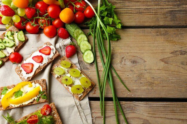 Stillleben mit vegetarischen Sandwiches auf Holztisch