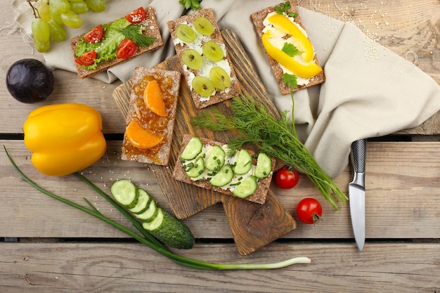 Stillleben mit vegetarischen Sandwiches auf Holztisch