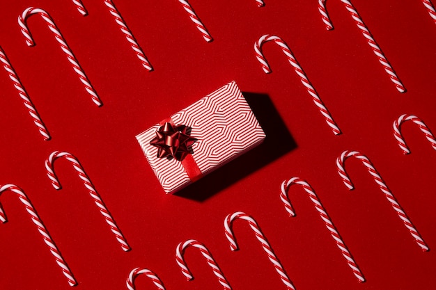 Stillleben mit Weihnachtsgeschenkbox mit Zuckerstange