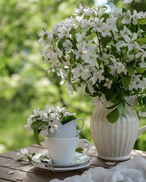 Stillleben mit weißen Blumen im Garten Sommerstillleben