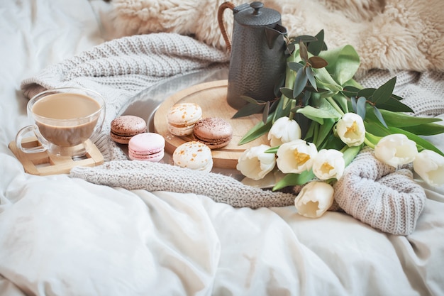 Stillleben Morgenfrühstück mit Kaffee und Makrone