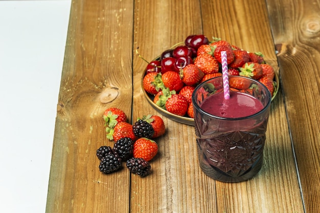 Stillleben reifer roter Beeren-Detox-Früchte mit Saft