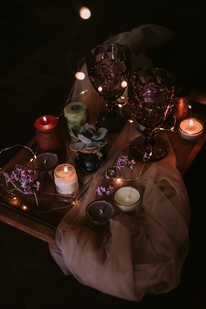 Stillleben von Hochzeitsdekorationen, Kerzen und Wein
