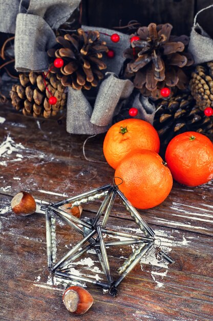 Stillleben Weihnachtskranz und Mandarinen