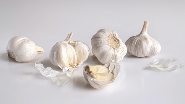 Stillleben weißer Knoblauch auf weißem Hintergrund a