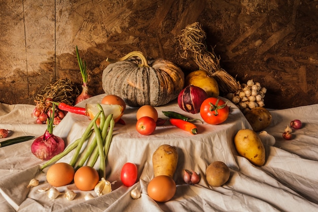 Stilllebenphotographie mit Kürbis, Gewürzen, Kräutern, Gemüse und Früchten.