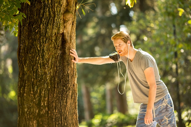 Foto stillstehen des jungen mannes im freien