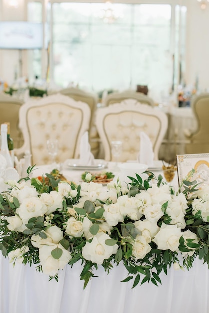 Stilvoll dekorierte Hochzeitstische mit Blumen